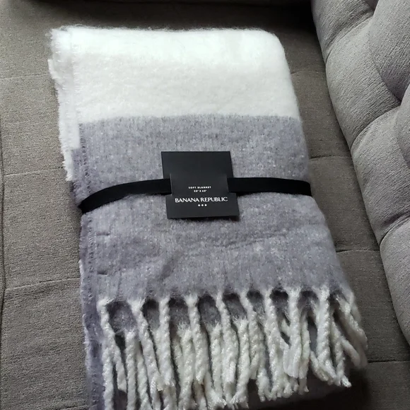 Banana Republic 50" x 60" Soft Blanket NWT Gray White - Picture 1 of 13